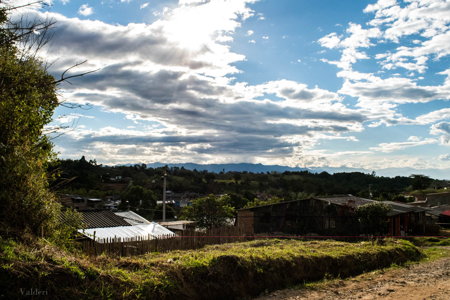 Fotografía documental de paisaje rural en entorno urbano del Valle del Cauca, Colombia, que refleja el territorio y el contexto social.