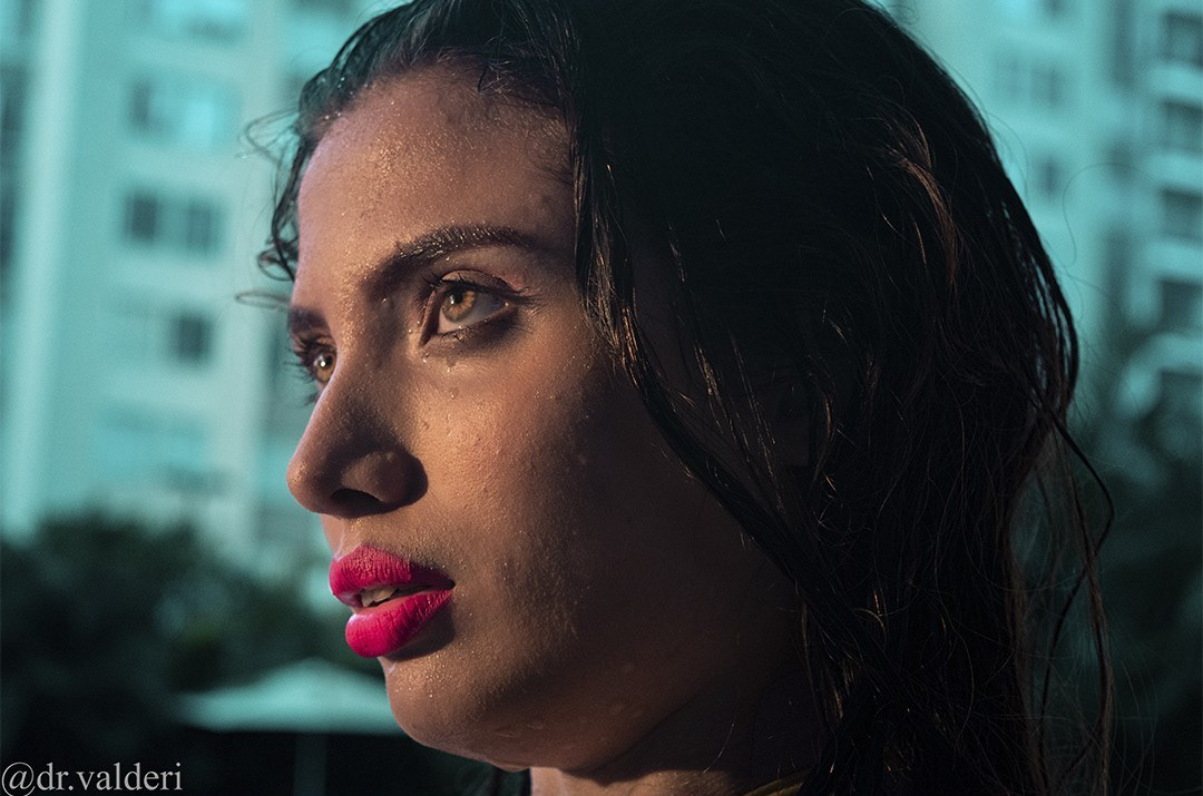 Retrato fotográfico artístico contemporáneo de mujer.