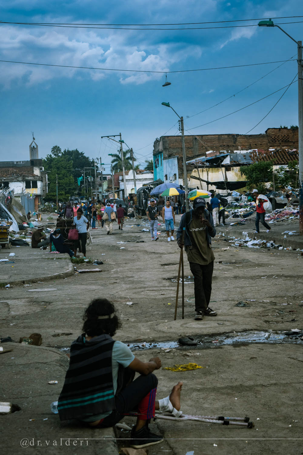 Escena cotidiana en Siloé, Cali, Colombia, que muestra el espacio público, la economía informal y las dinámicas sociales del barrio, documentada mediante fotografía documental y reportería gráfica.
