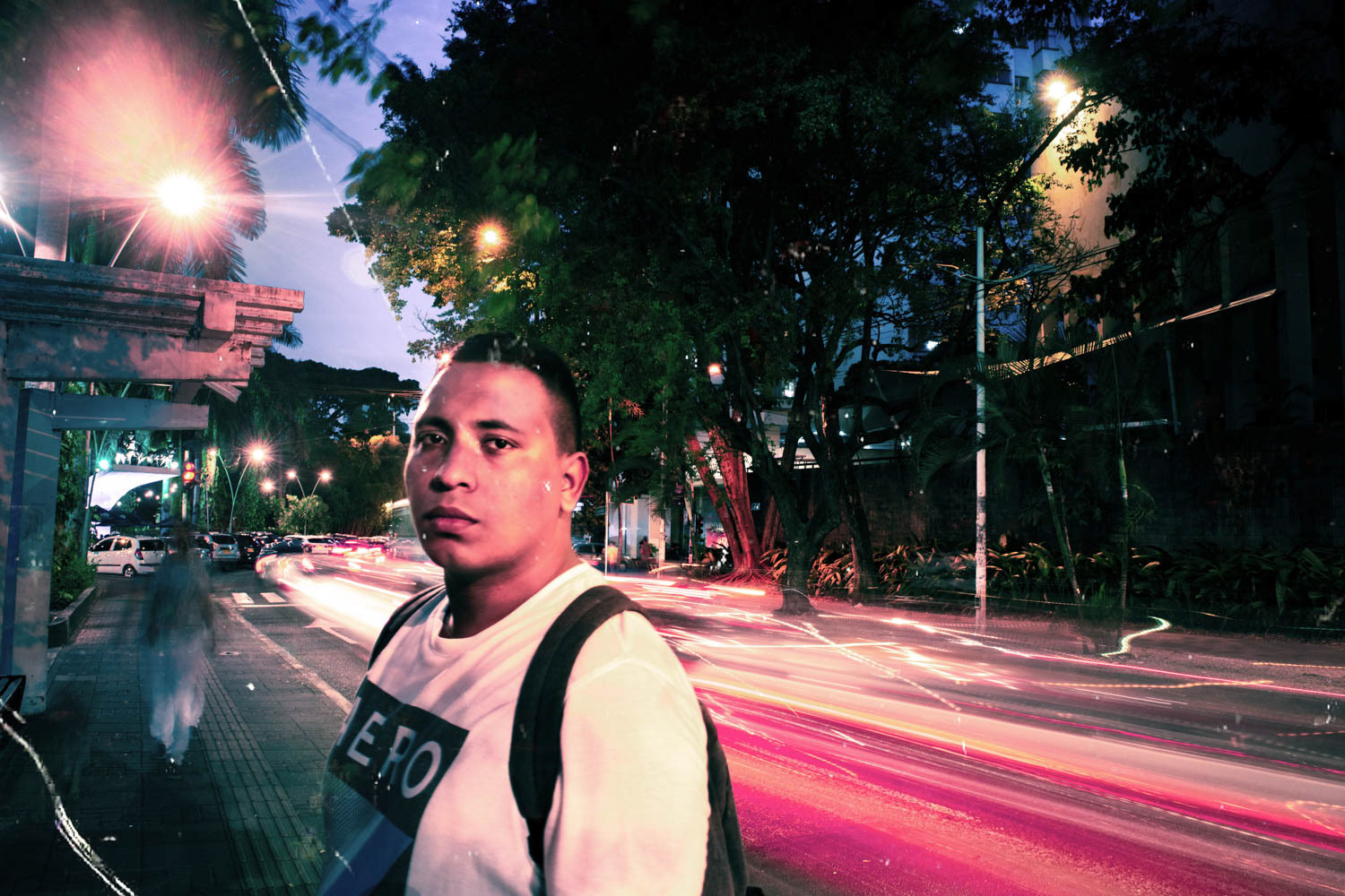 Retrato fotográfico urbano nocturno con larga exposición.