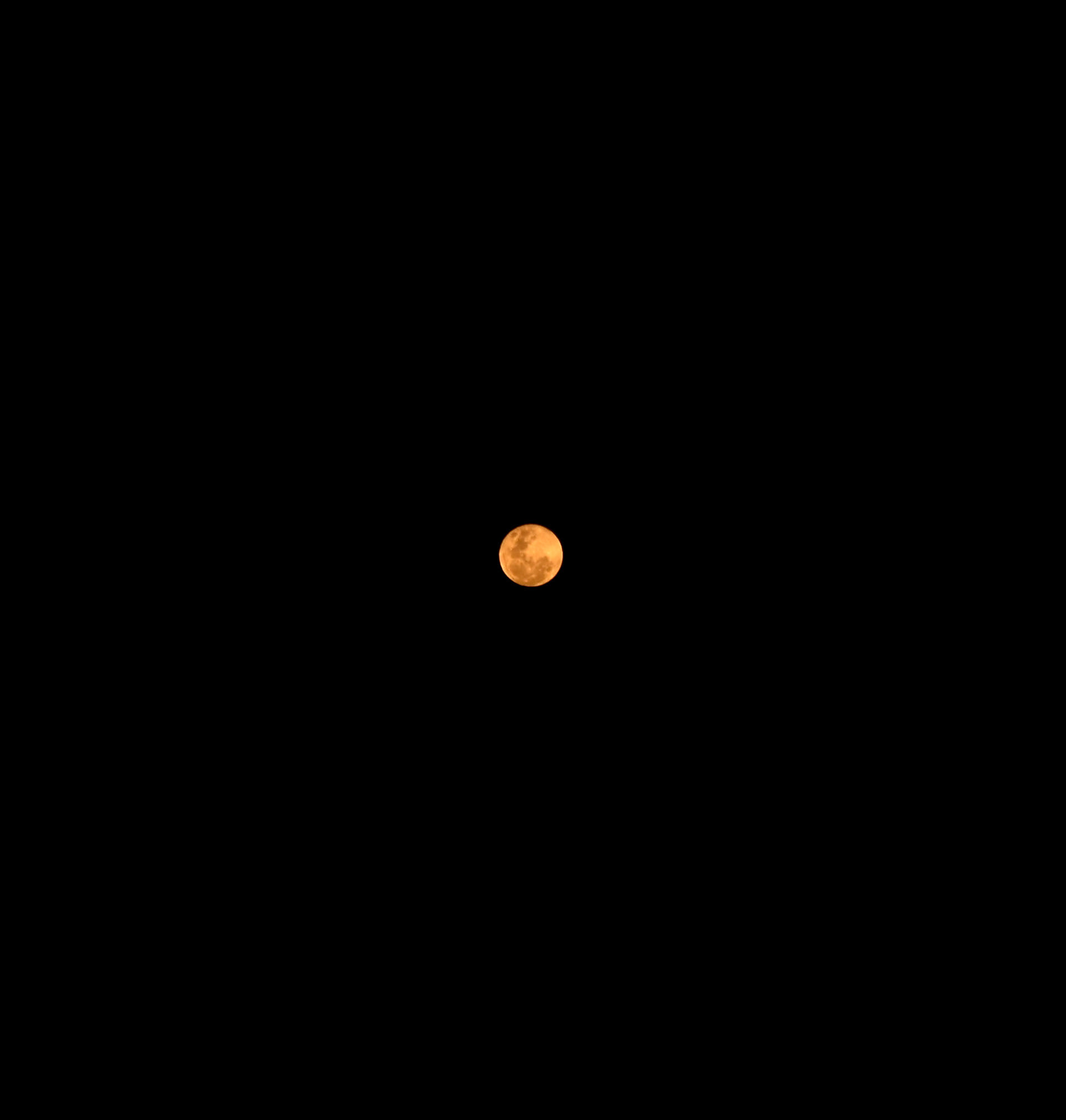 Fotografía documental de la luna en el Valle del Cauca, Colombia, que refleja el territorio.