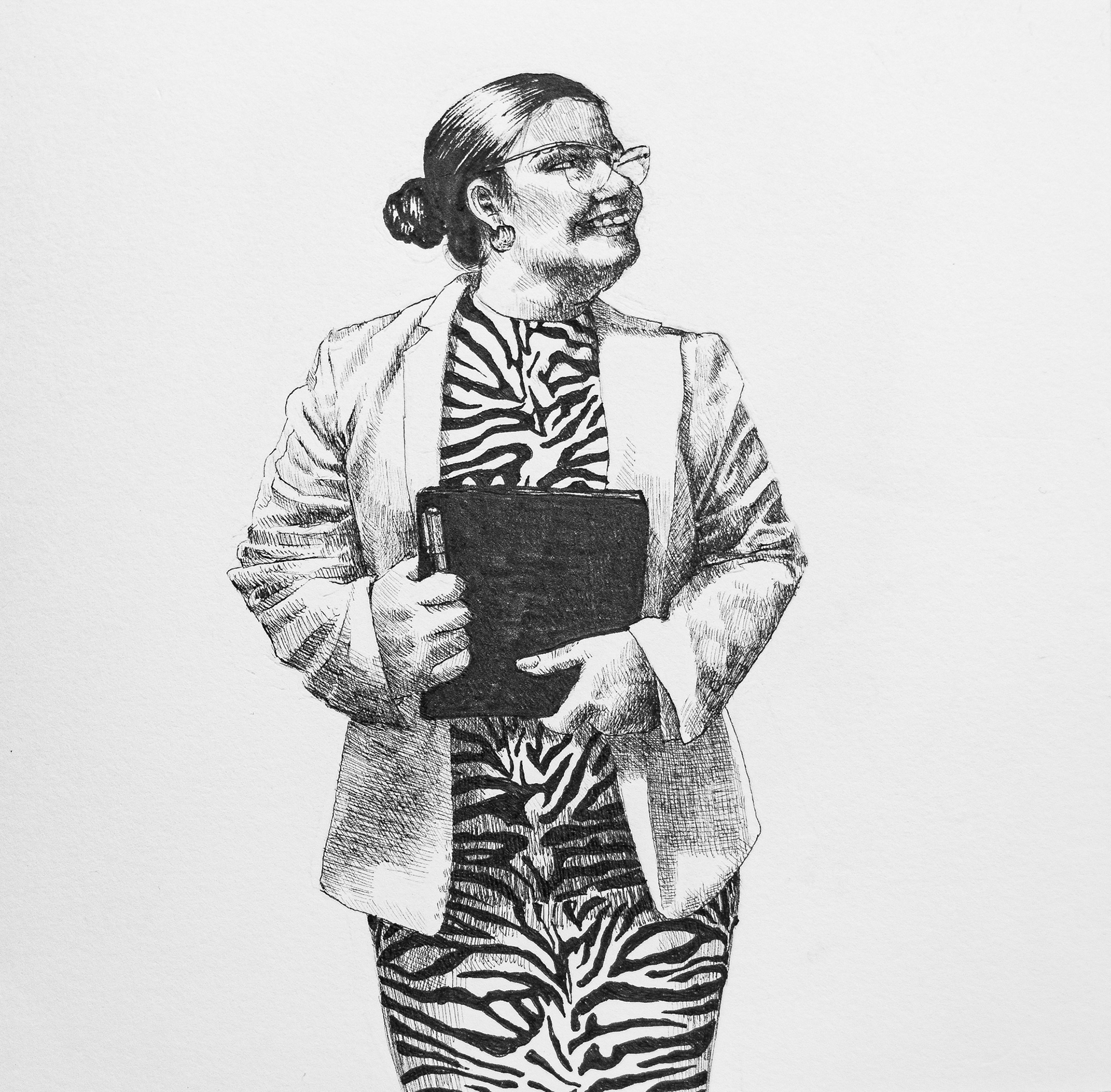 Dibujo en blanco y negro de mujer con gafas y vestido de cebra sosteniendo un libro negro y un lapicero