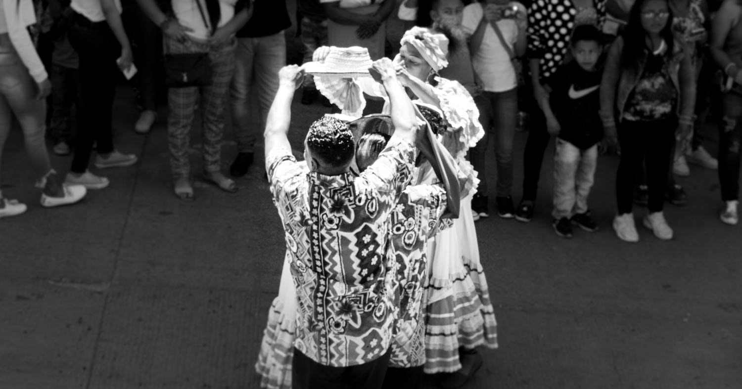 Fotografía documental de expresión cultural y danza popular en Piendamó, Cauca, Colombia.