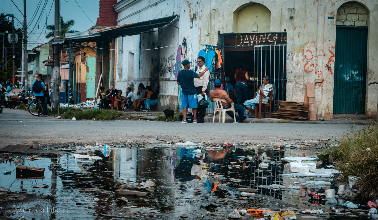 Escena urbana en Siloé, Cali, Colombia, que retrata la vida cotidiana, la informalidad económica y las dinámicas sociales del barrio, documentada a través de fotografía documental y reportería gráfica.