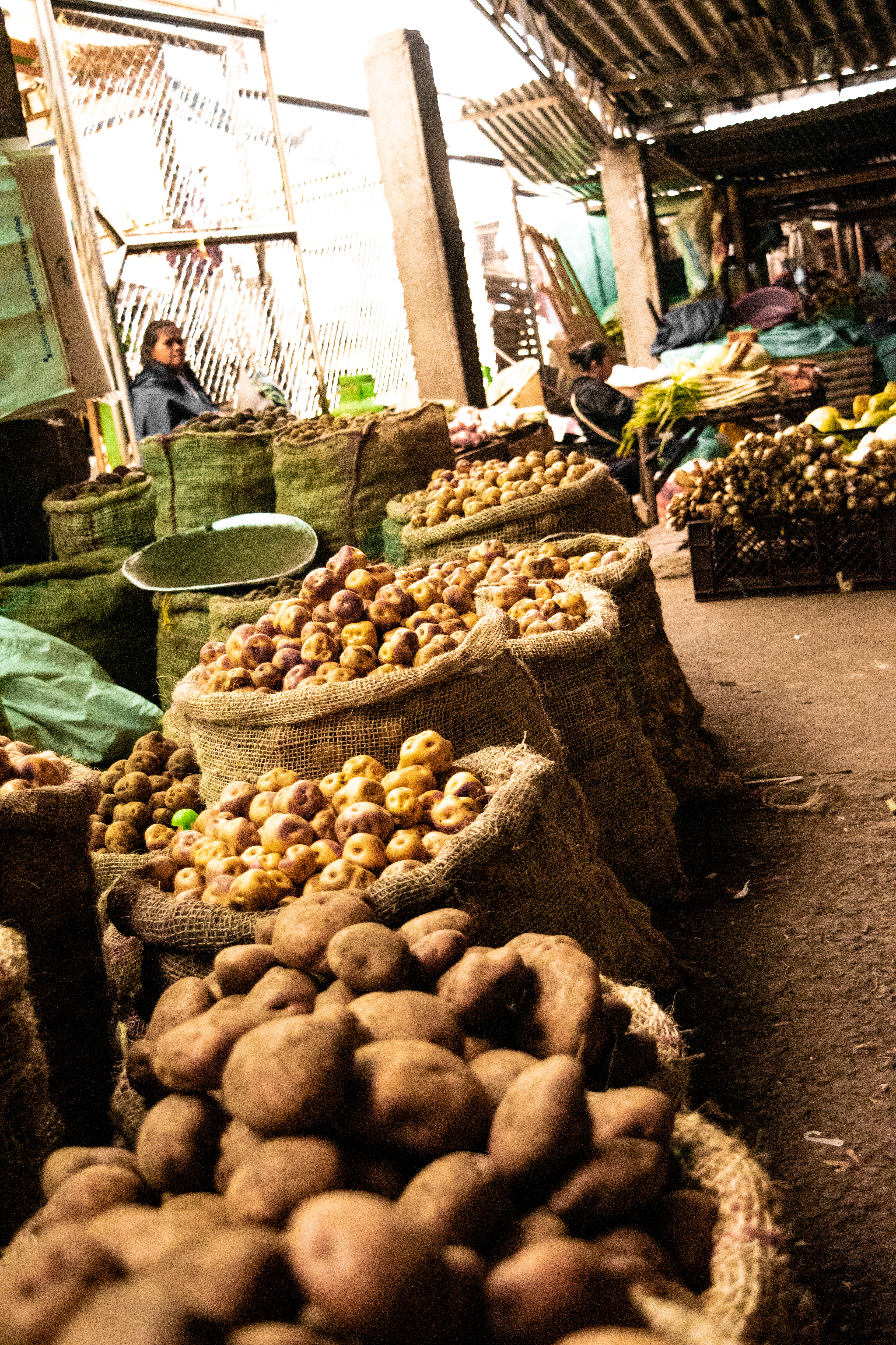 Fotografía documental de plaza de mercado de Piendamó y comercio de alimentos en espacio urbano, que refleja la vida cotidiana y la economía local.