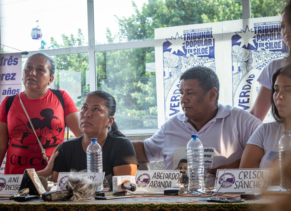 Víctimas del conflicto participando en audiencia del Tribunal Popular en Siloé, Cali, fotografía documental de memoria y justicia comunitaria.