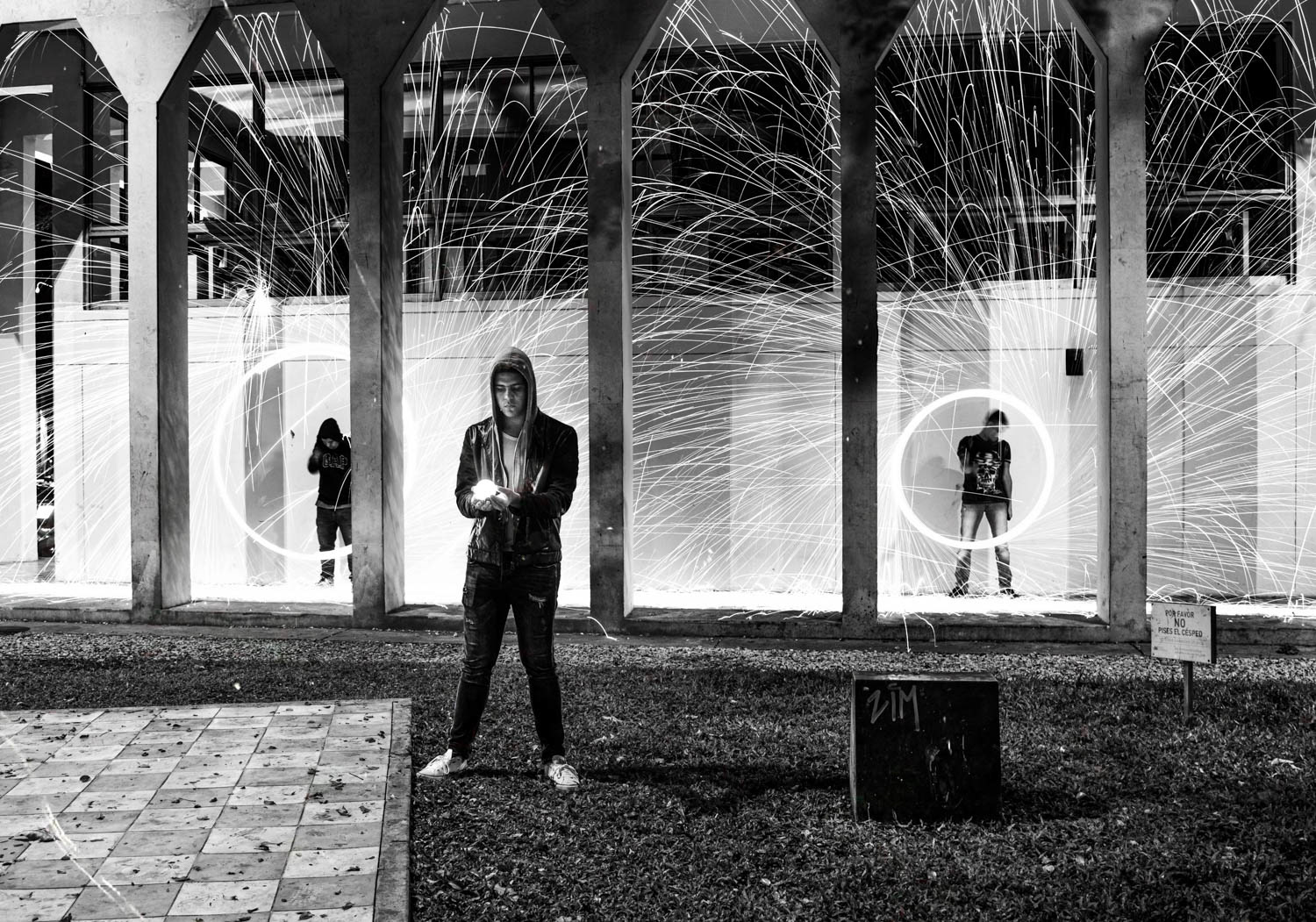 Fotografía urbana nocturna en blanco y negro con light painting.