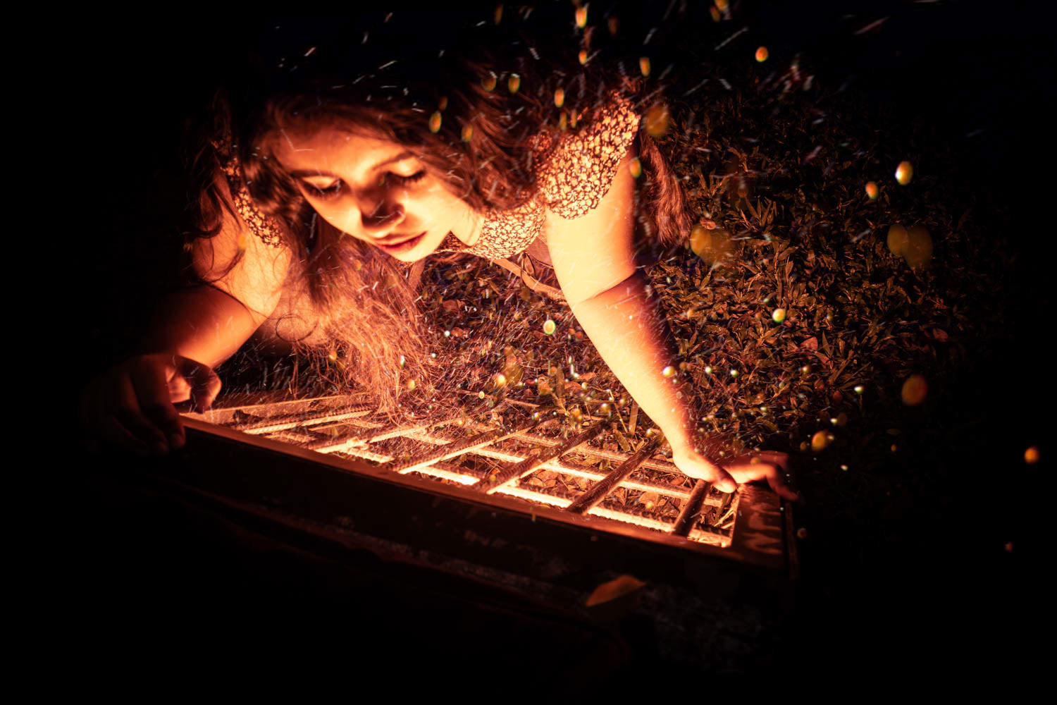 Fotografía artística nocturna con luz y atmósfera dramática.