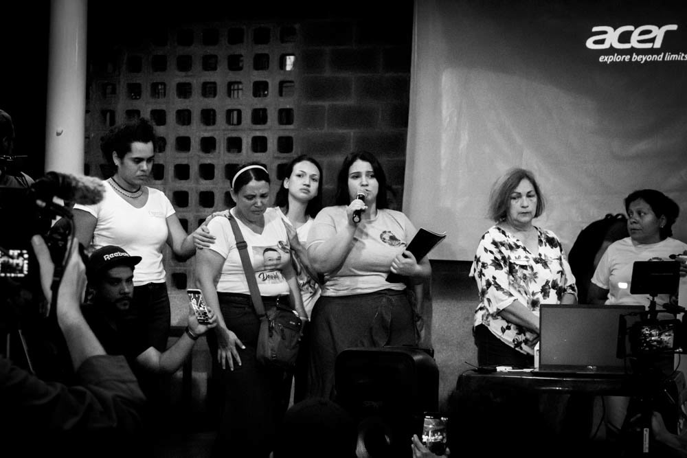 Testimonios de víctimas en audiencia del Tribunal Popular en Siloé, Cali, fotografía documental en blanco y negro sobre memoria y justicia.