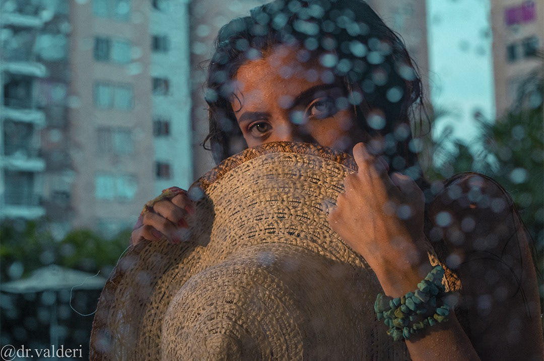 Retrato fotográfico contemporáneo de mujer en ciudad.