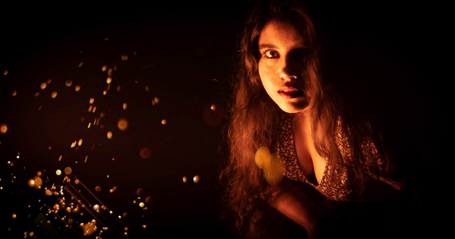 Retrato fotográfico artístico con iluminación nocturna dramática.