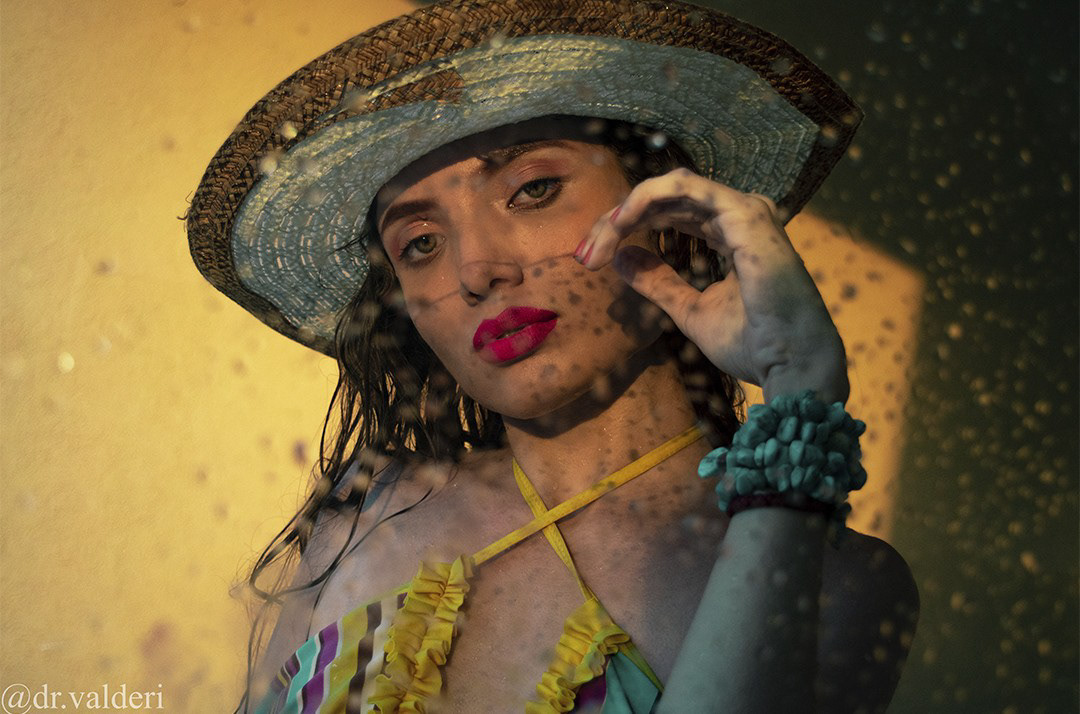 Retrato fotográfico artístico contemporáneo de mujer.