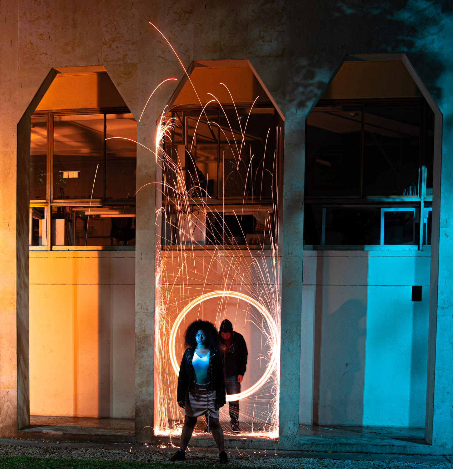 Fotografía nocturna urbana con larga exposición y light painting.