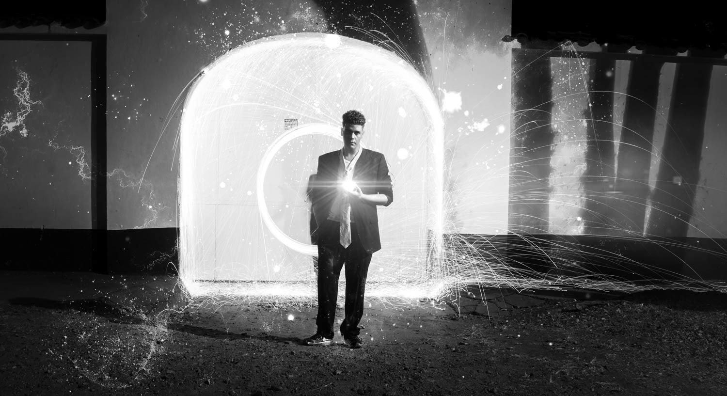 Fotografía artística en blanco y negro con light painting nocturno.