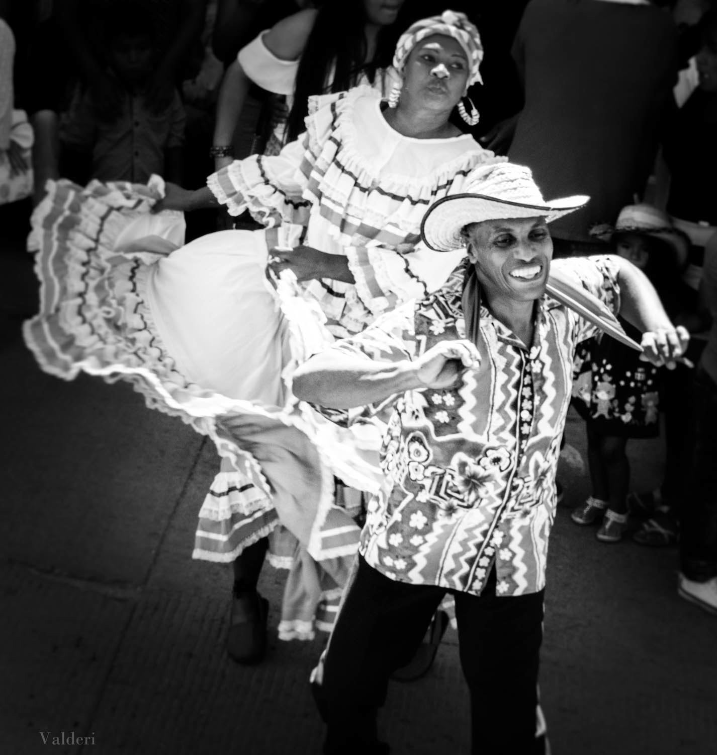 Fotografía documental de danza tradicional afrocolombiana durante las fiestas del pueblo en Piendamó, Cauca, Colombia.