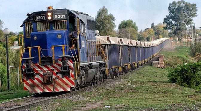 otografía de tren de carga en Colombia, símbolo de viaje, territorio y movilidad.
