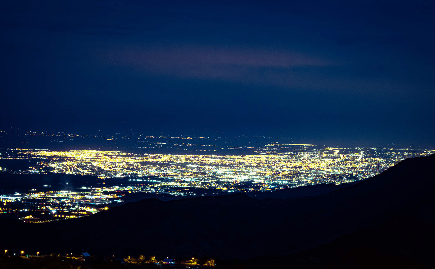 Fotografía documental de paisaje urbano nocturno del Valle del Cauca, Colombia, que refleja el territorio.