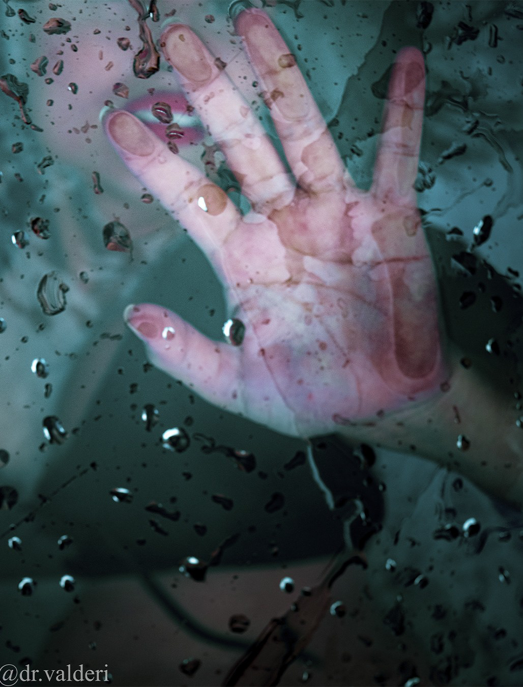 Mano presionando vidrio mojado bajo el agua, fotografía artística.
