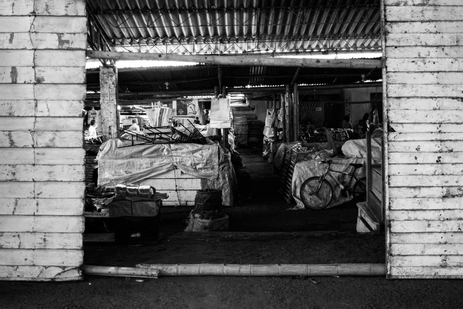 Fotografía documental de mercado popular en espacio urbano, que refleja la vida cotidiana y la economía local.