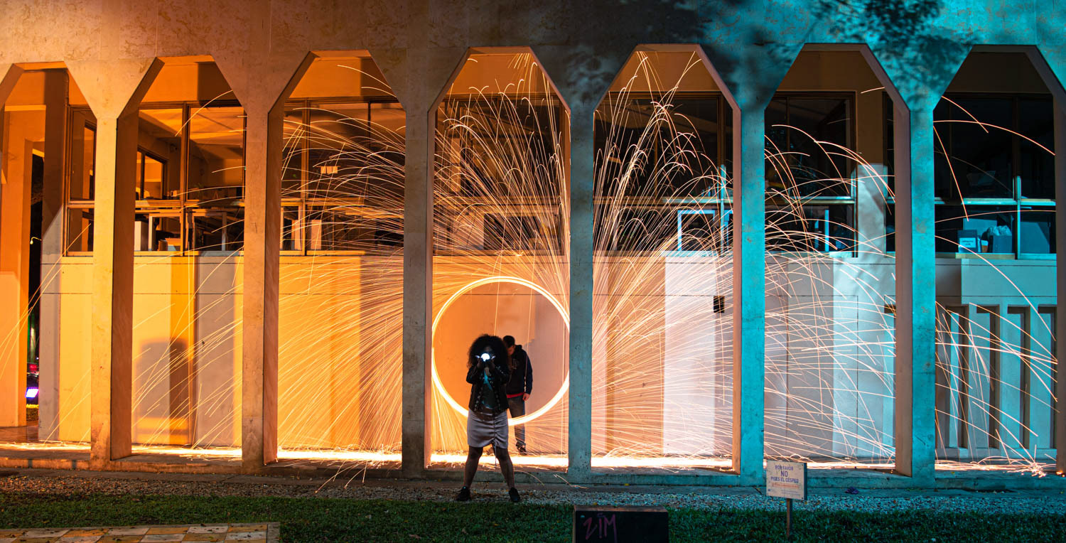 Fotografía artística contemporánea en espacio urbano nocturno.