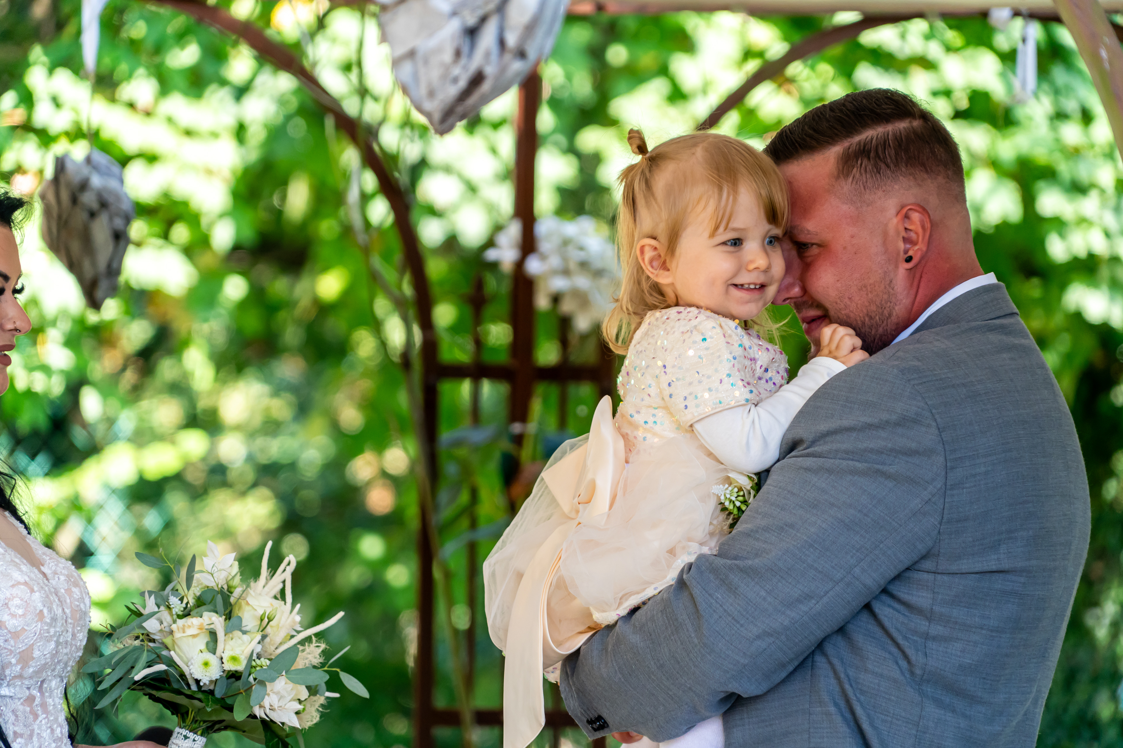 Papa hat kleine Tochter auf der Hochzeit im Arm