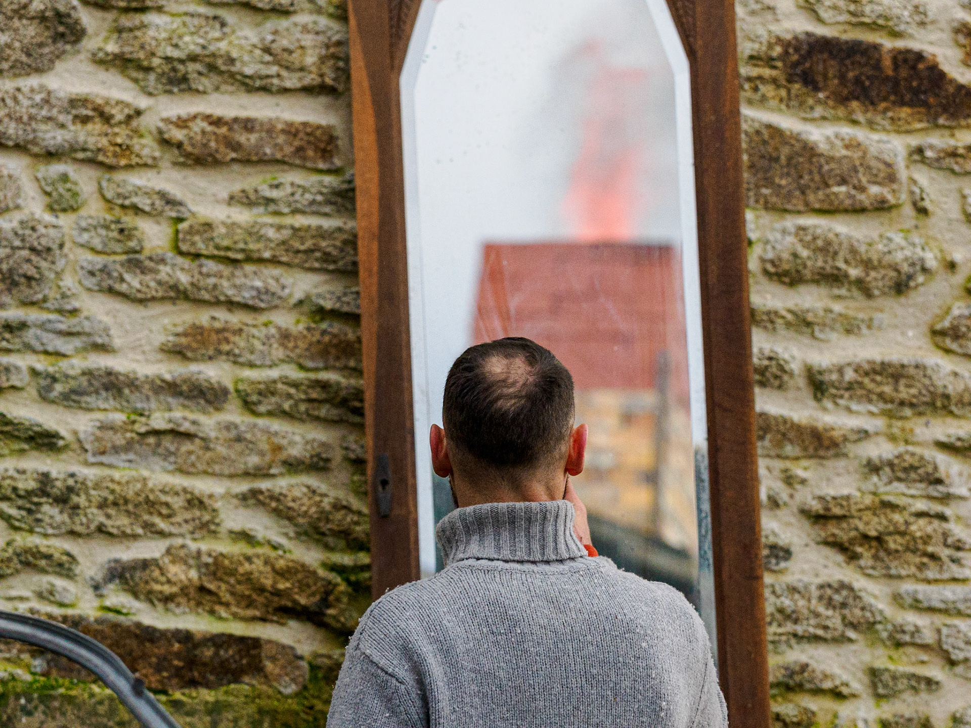 Cyril regardant le miroir de aa grand-mère pour surveiller le feu du four à travers la cheminée à 20 mètres. (ou le comble du potier narcissique!)