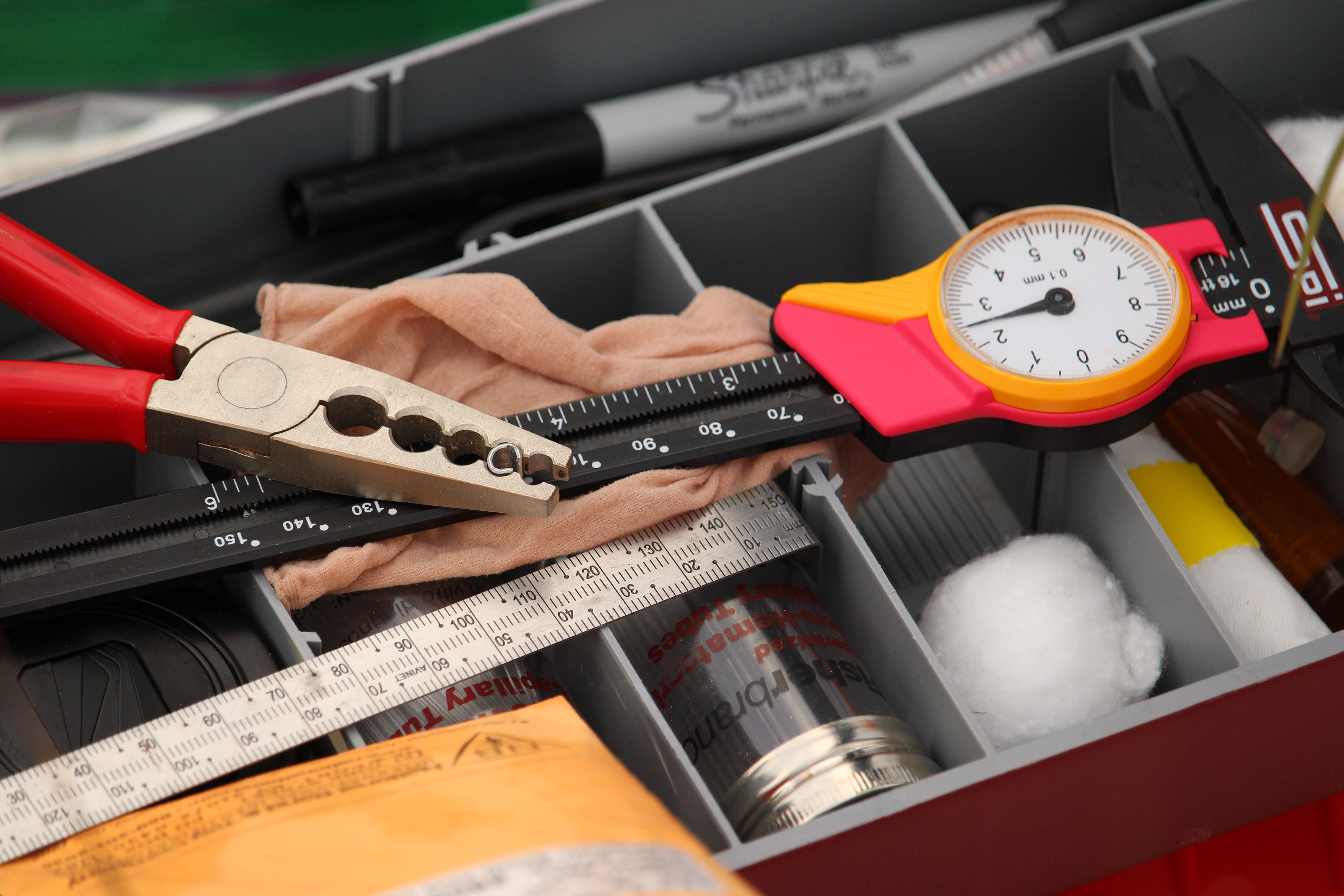 The general banding set-up, featuring an aluminum USGS band.