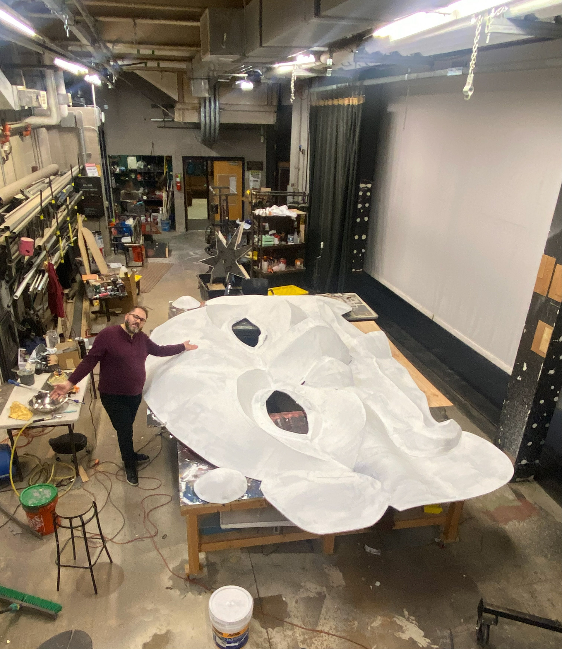 Face primed with elastometric roofing compound