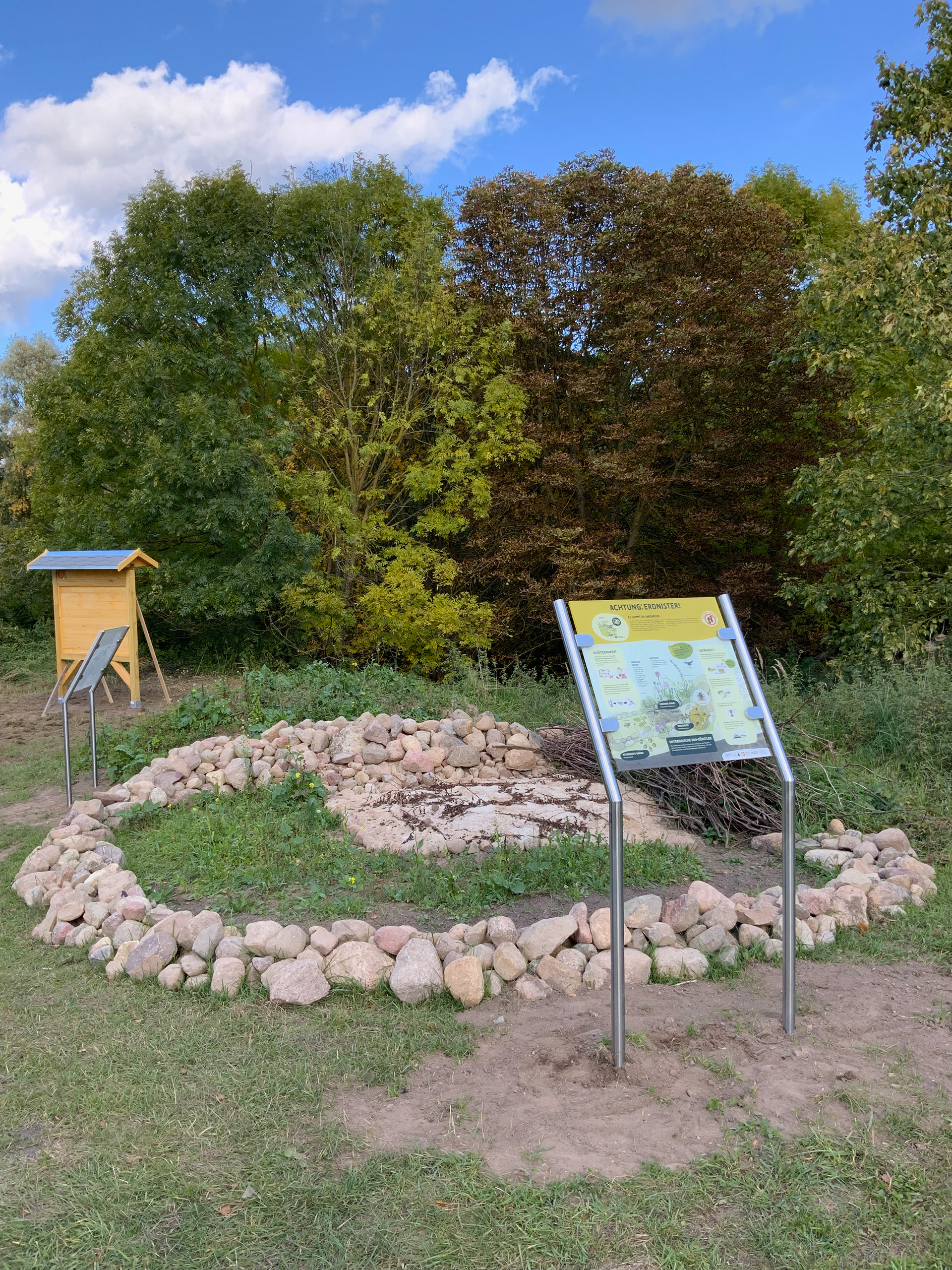 Sandarium mit Schildern