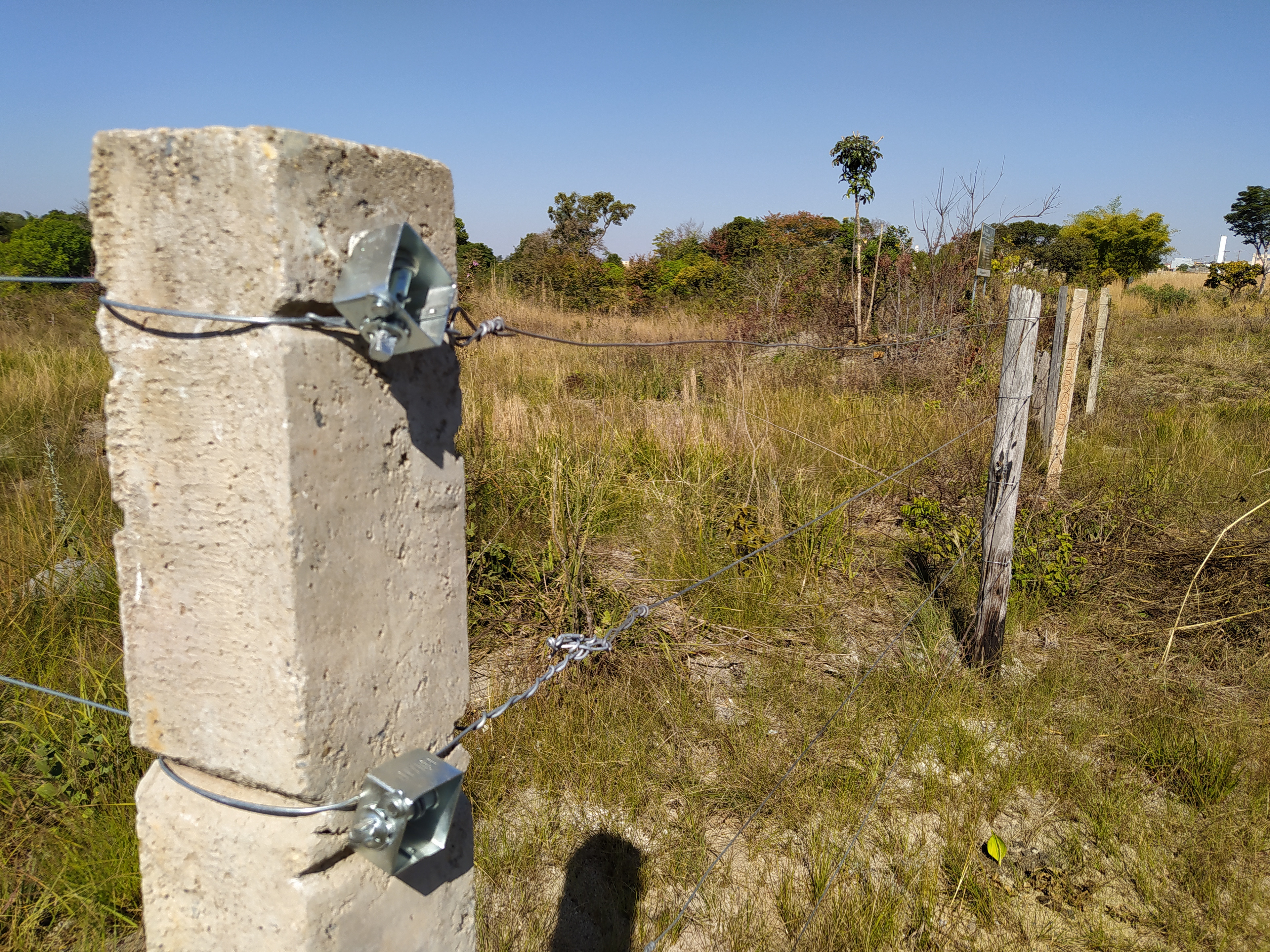 Cercamento essencial para manutenção do perímetro de proteção e para impedir o depósito recorrente de lixo no local.