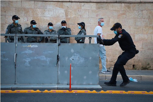 officer moves fences, Jerusalem