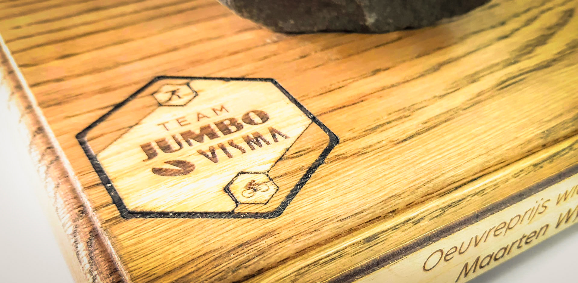 Detail van logo gravure Jumbo Visma