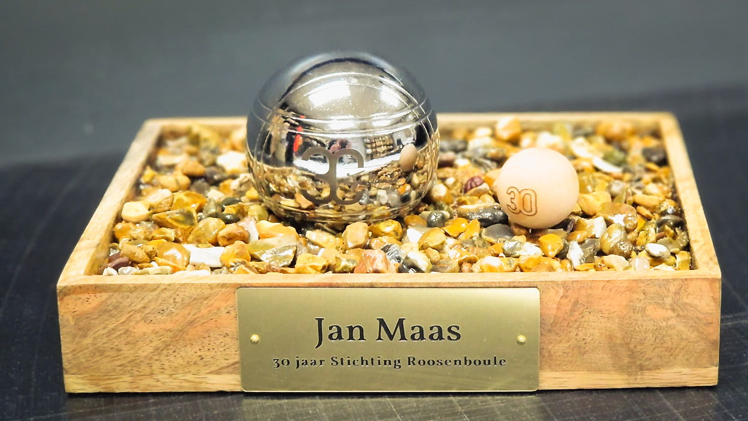 Houten basis gevuld met split in epoxy en jue de boules bal met but