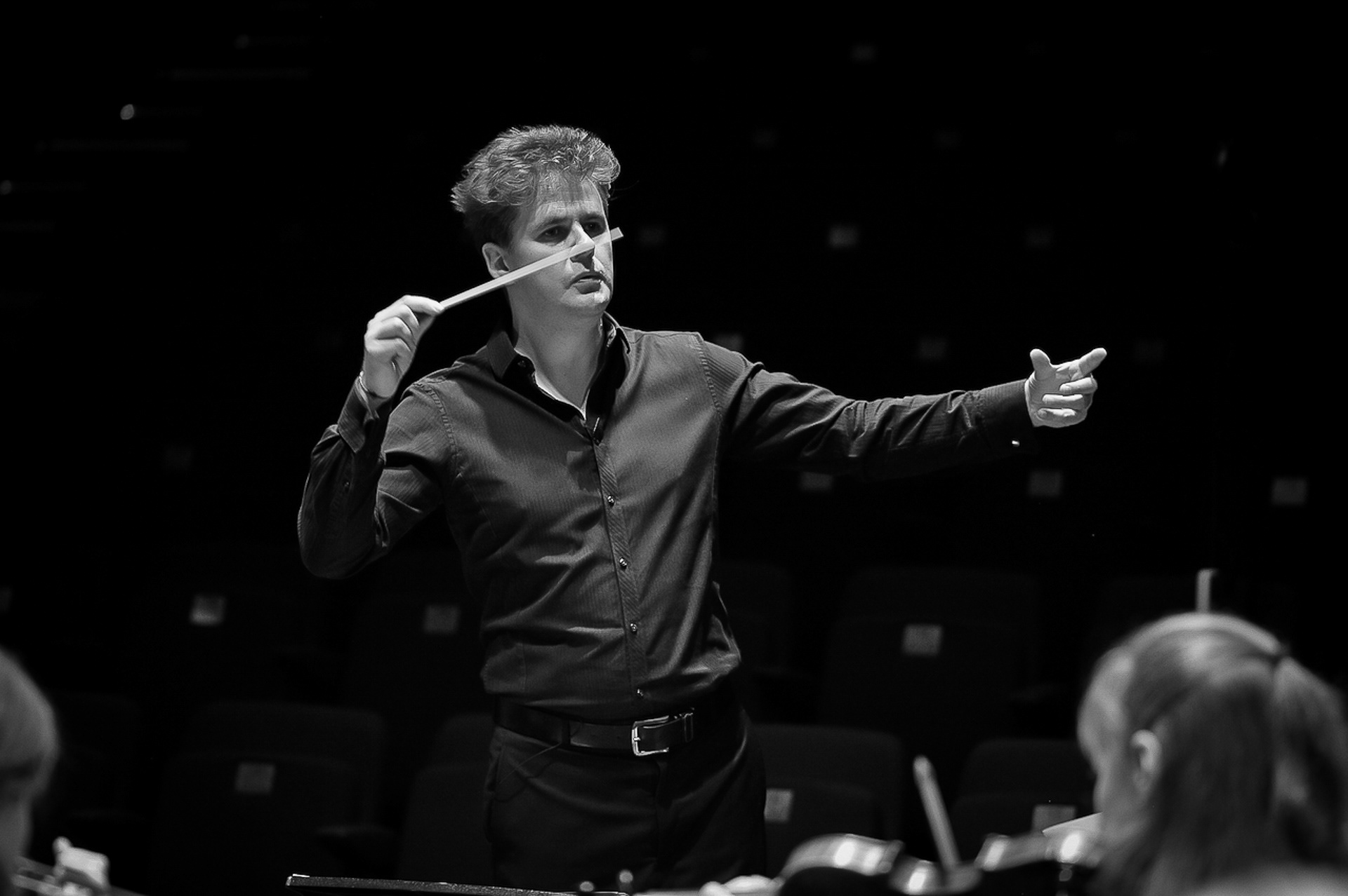 Robin Browning Conductor live on Turner Sims stage with SÓN Orchestra (credit: Chris Christodoulou)