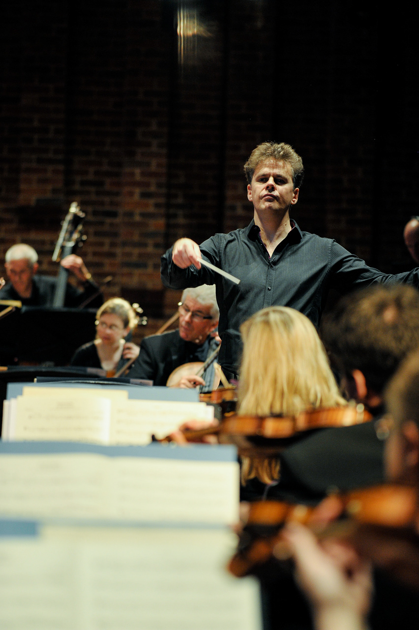 Robin Browning on stage with SÓN Orchestra (credit: Chris Christodoulou)