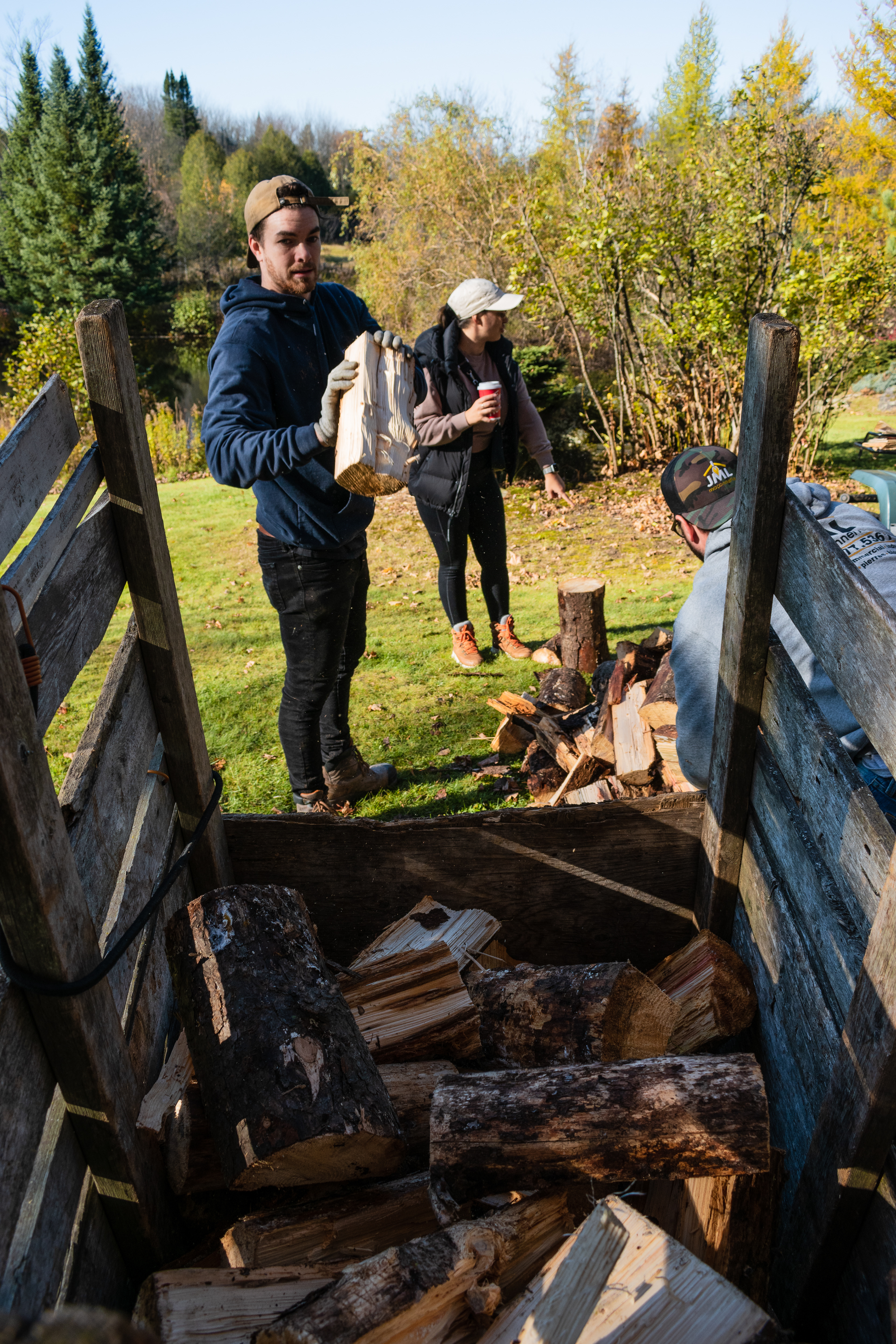 Les billots de bois sont emmagasinés dans des chariots et des brouettes, qui seront ensuite transportés à la main ou avec un quatre-roues près de la maison.
