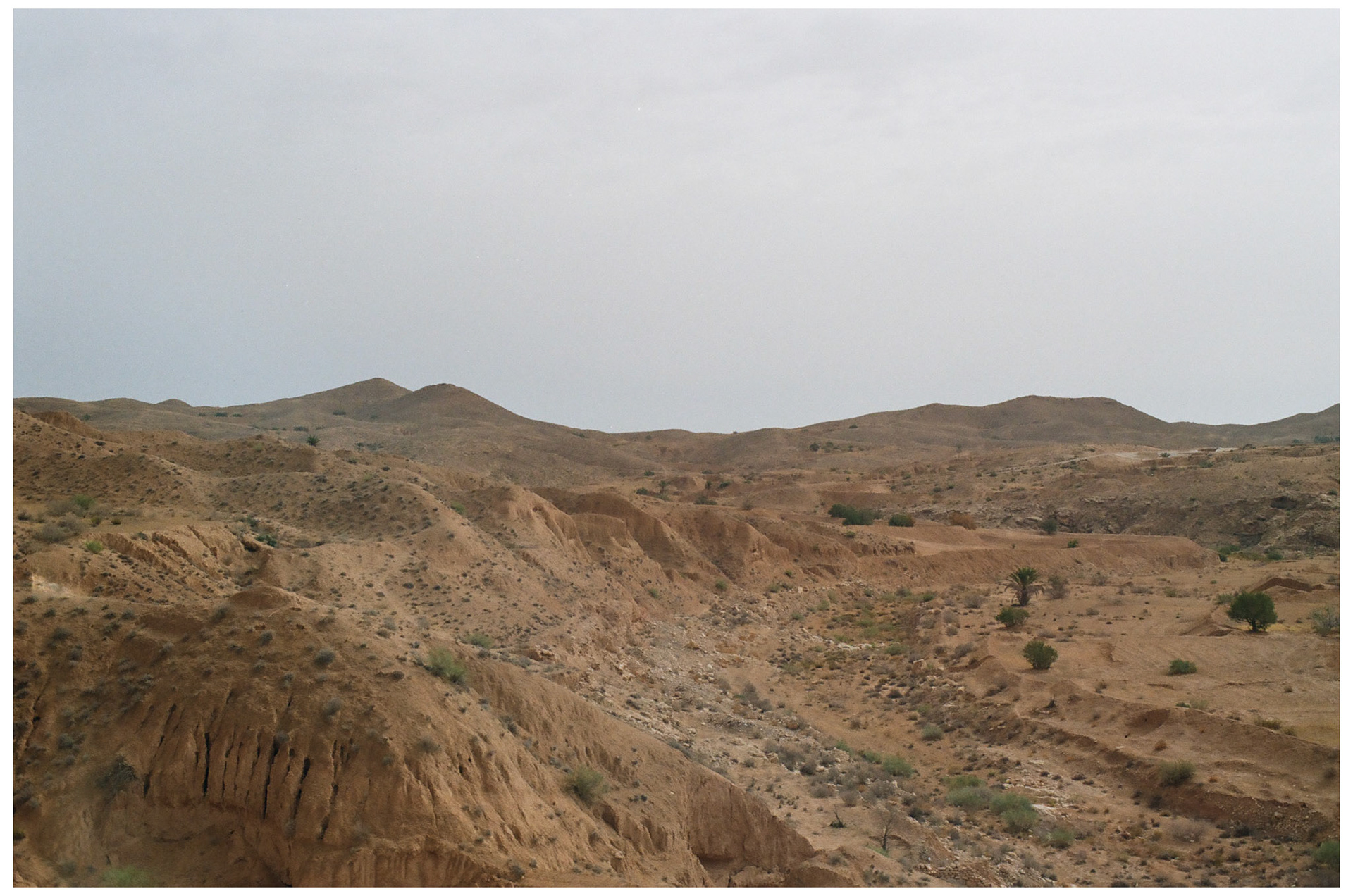 Une vue du désert à Matmata sur le toit d'une maison troglodyte.