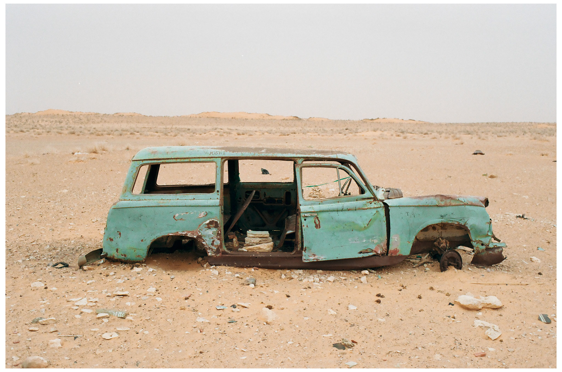 De nombreuses carcasses de voitures décorent le désert tunisien. Celle-ci se trouve dans un village près de l'oasis Ksar ghilane.
