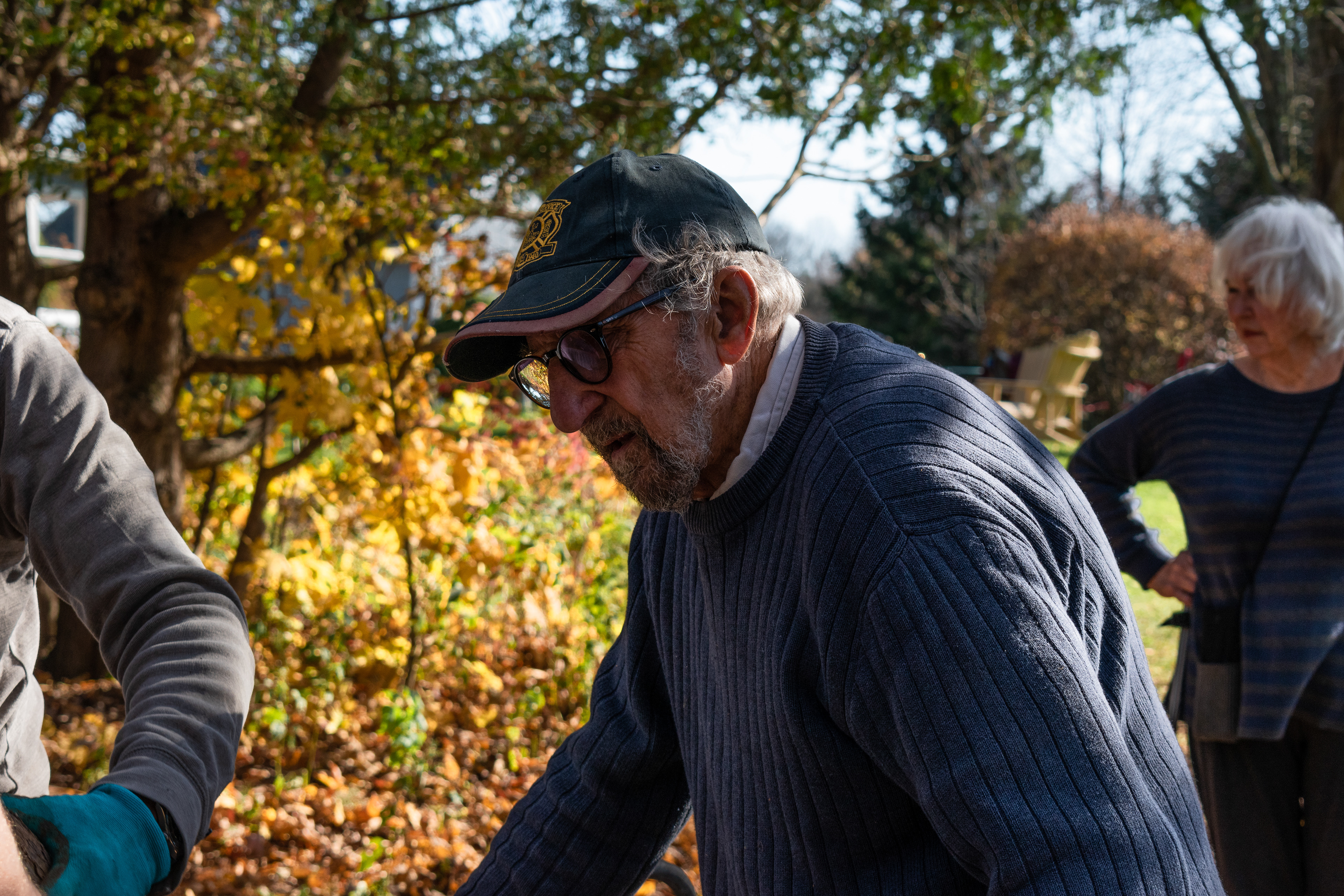 Philippe Saint-Denis (au centre) et Carmen Rodrigue (à droite), qui habitent leur terre depuis plus de vingt ans, supervisent la majorité des tâches de la corvée de bois.