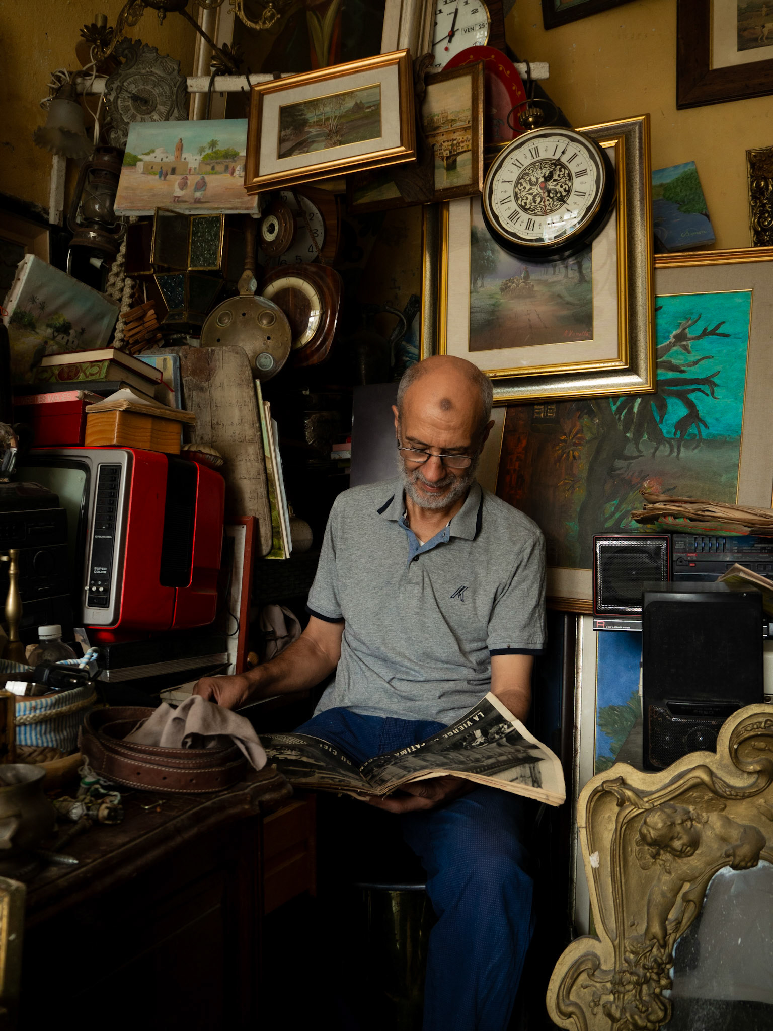 M. Ridha Ridd possède une petite brocante dans la médina de Bizerte. On y trouve vaisselle antique, bibelots et peintures.