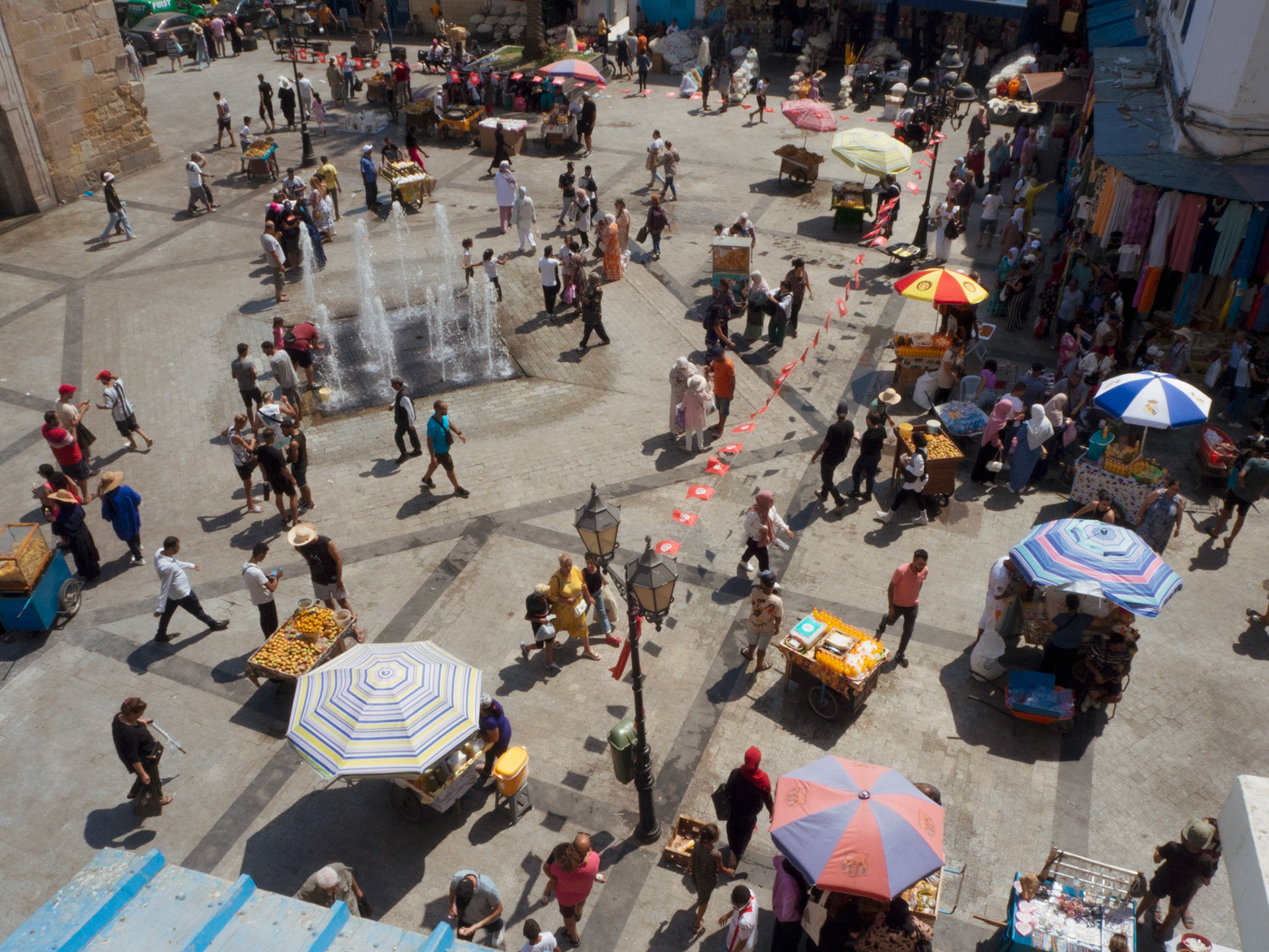 Rien n'illustre mieux le chaos des marchés de la ville que celui entre la porte de France et la médina.