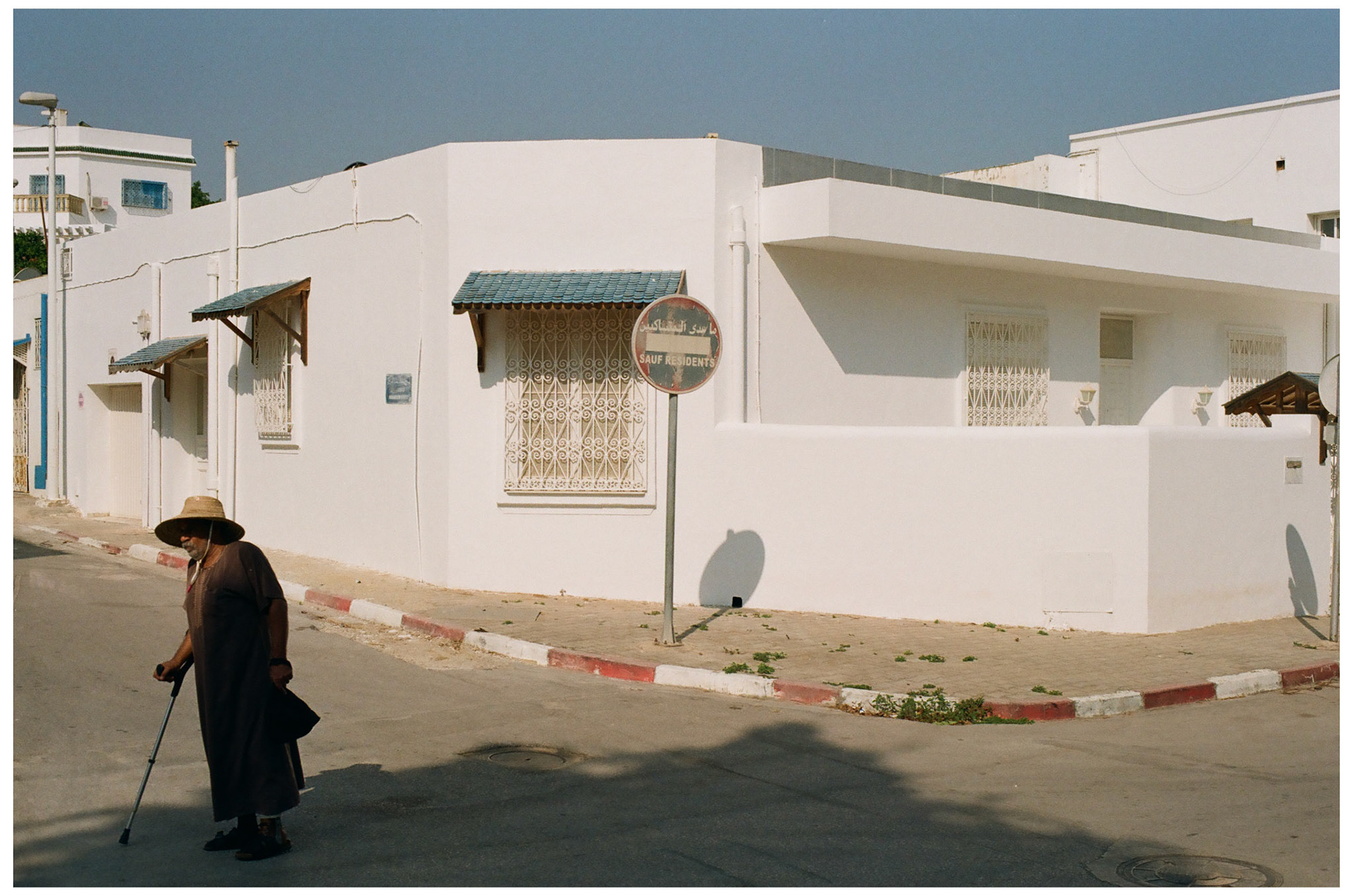 Les rues de la banlieue sont relativement calmes, et plus propres que celles de Tunis. Ici, un homme prend une marche à Sidi Bou Saïd.