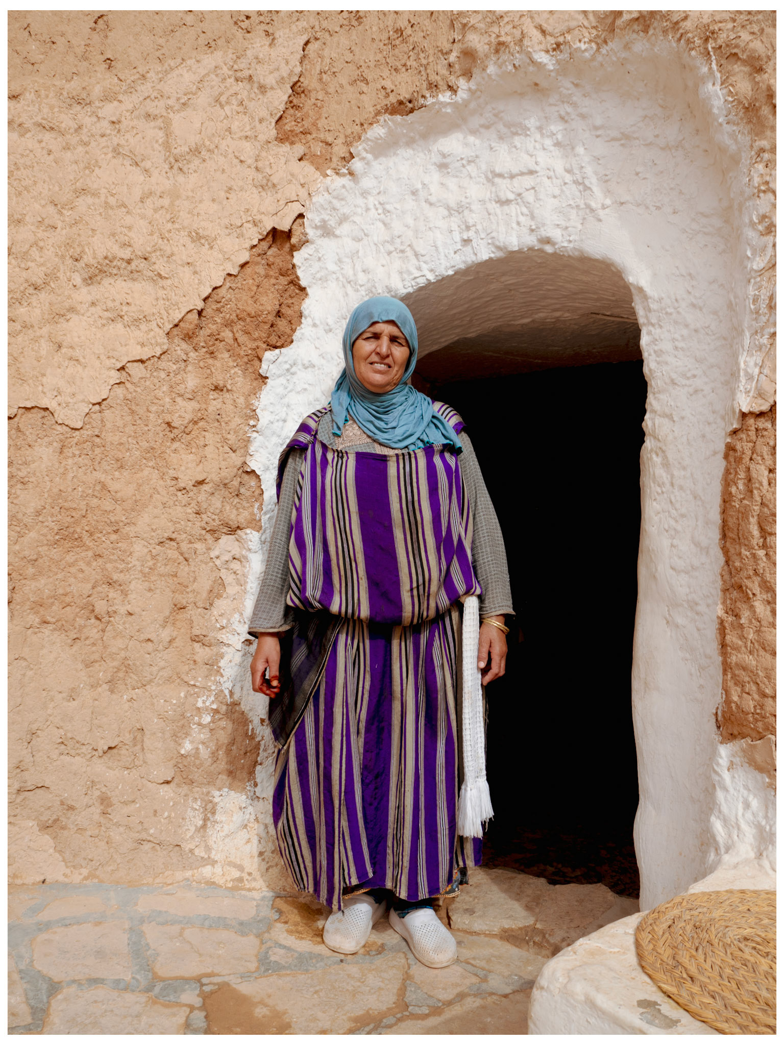Fatima, une habitante des maisons troglodytes à Matmata.