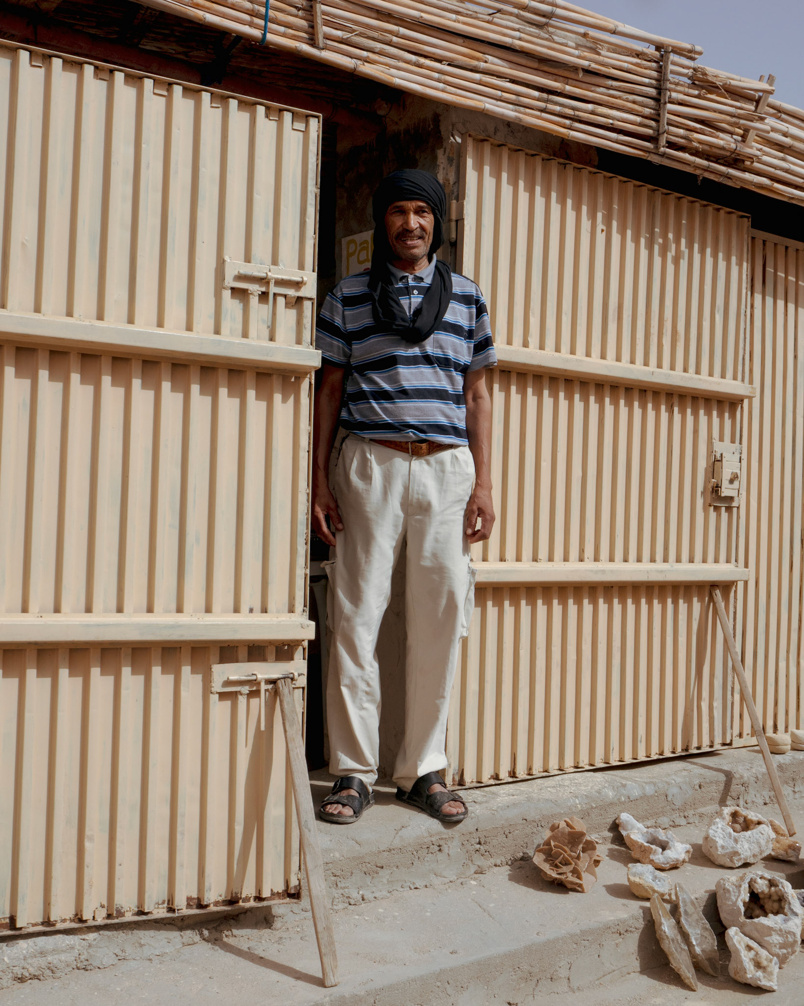 M. Faouzi, un vendeur de minéraux et de roches au panorama du Canyon de Tamaqzah, près de la frontière algérienne.