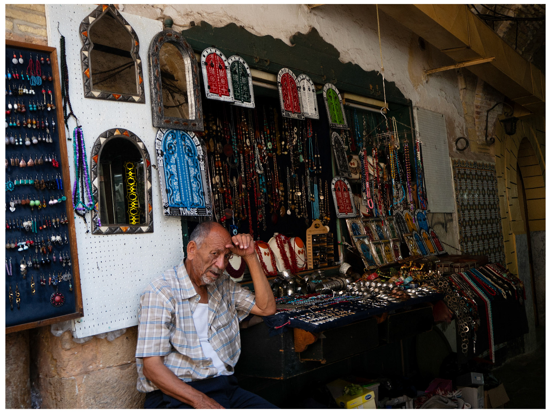 Les artisans de la médina vendent souvent des produits similaires d'un magasin à l'autre. On y trouve souvent des bracelets en argent, des aimants, des bagues en cuivre et des éventails.