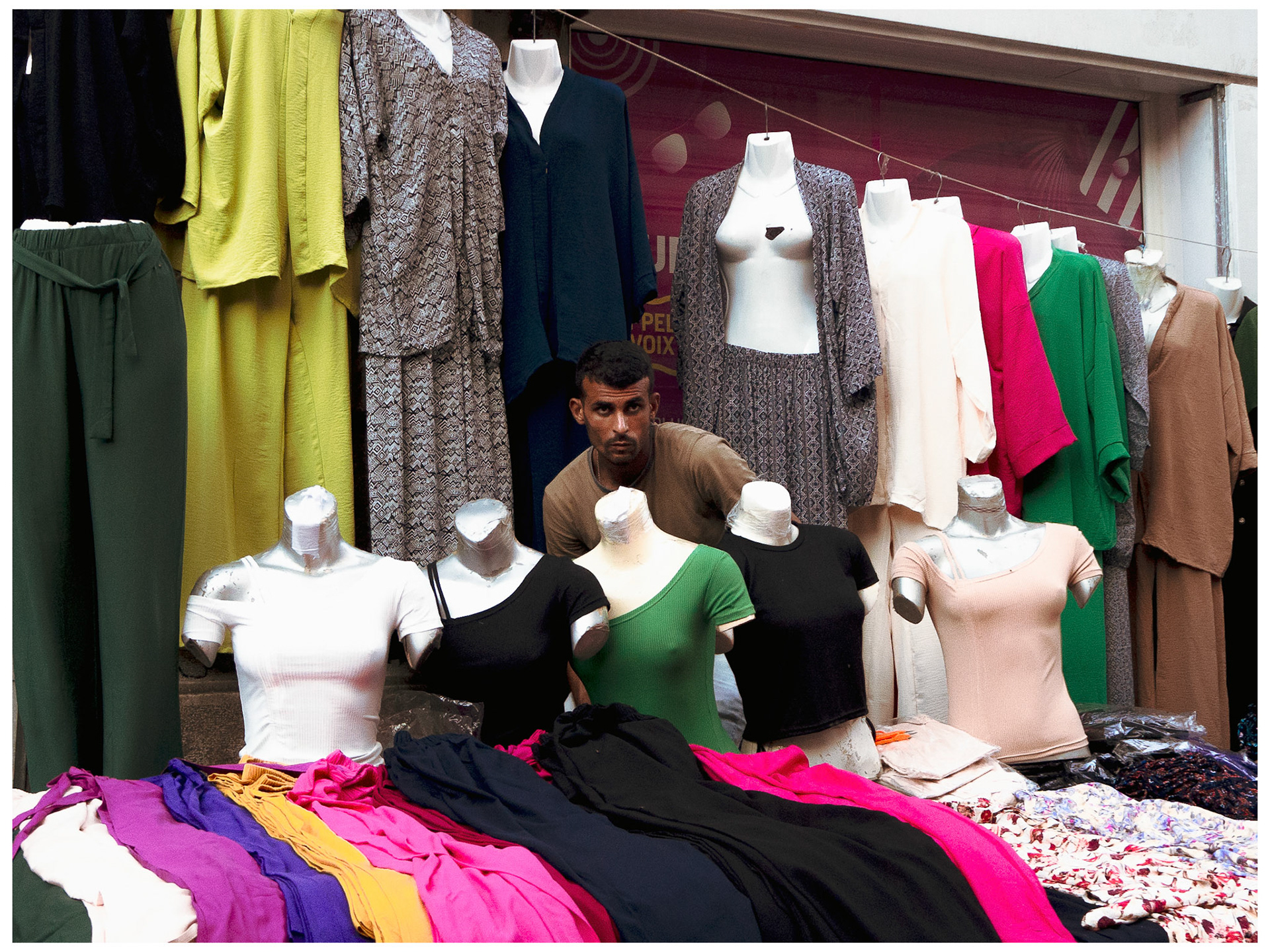 Les marchands tunisiens aiment beaucoup afficher leurs vêtements sur des mannequins de tous genre.