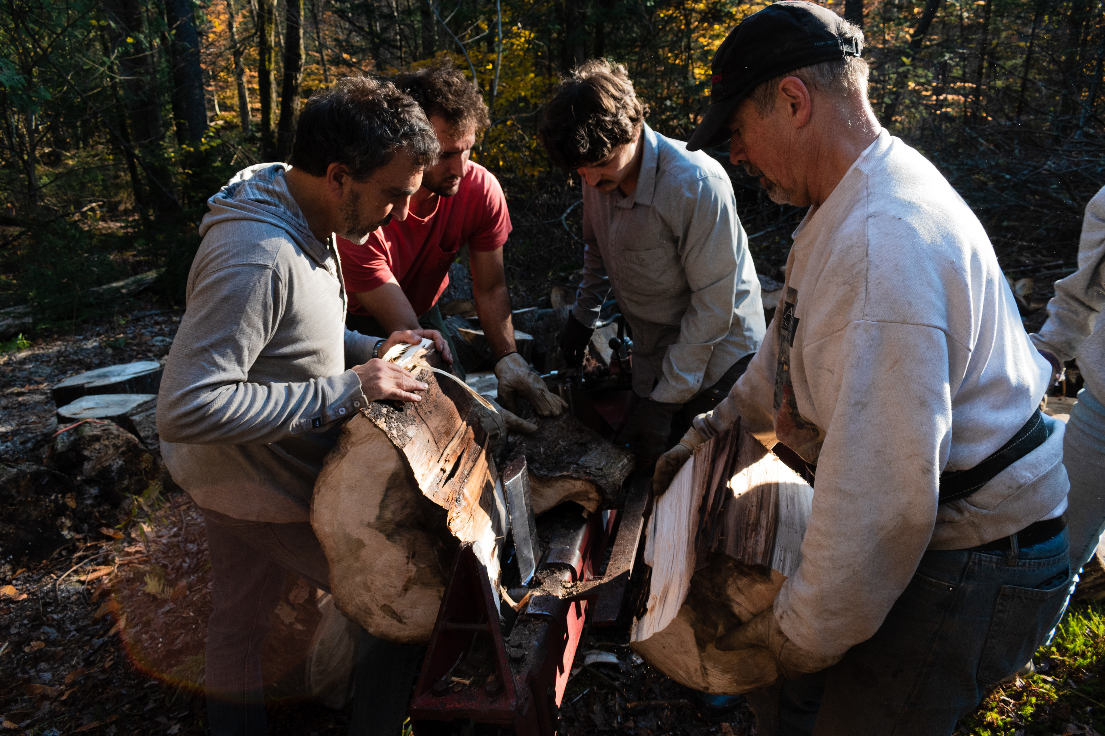 Les rondelles de bois sont fendues à l'aide d'une fendeuse à bois, qui nécessite plusieurs personnes pour être opérée adéquatement.