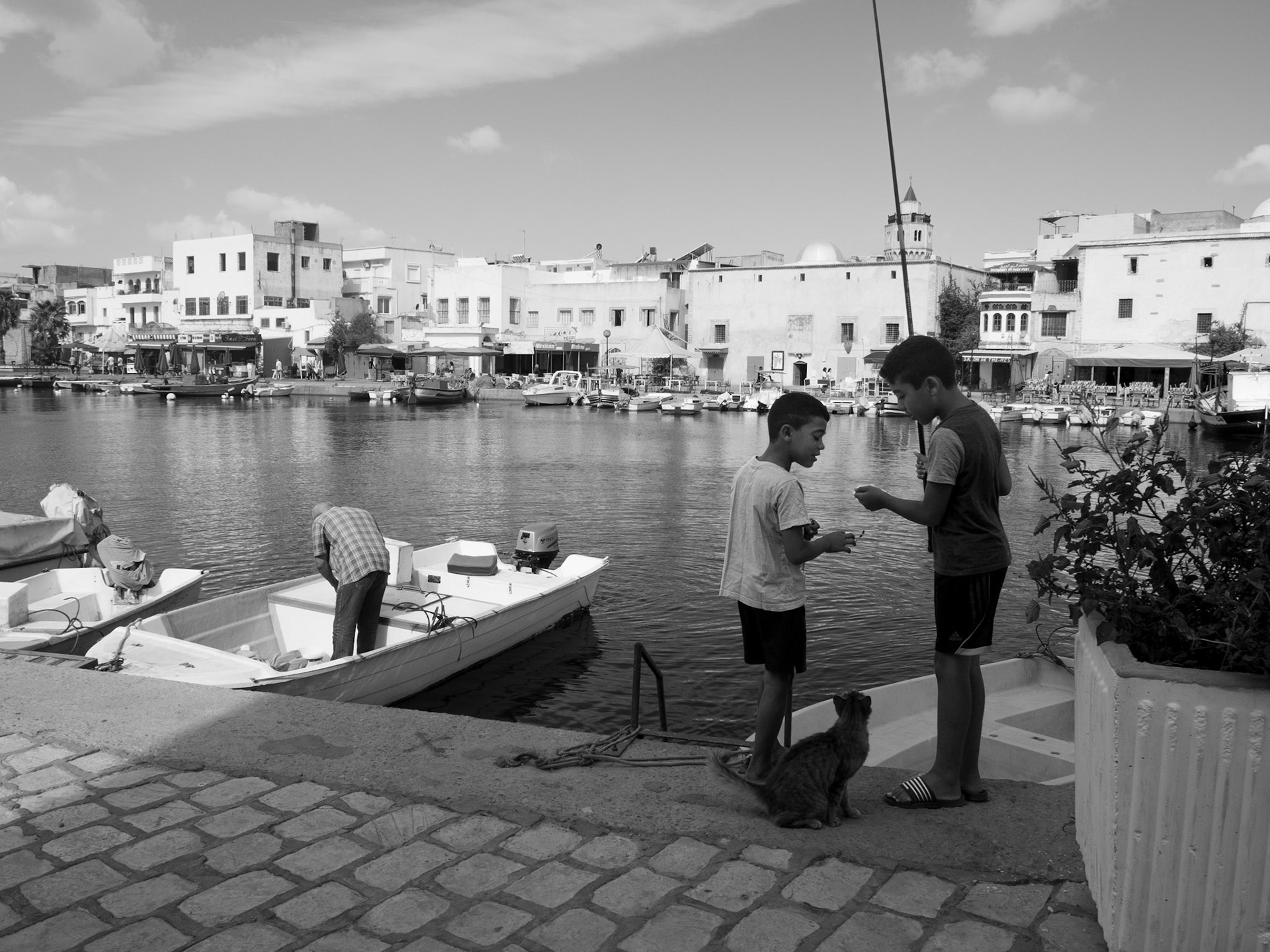 Deux jeunes garçon se préparent à aller pêcher à Bizerte.