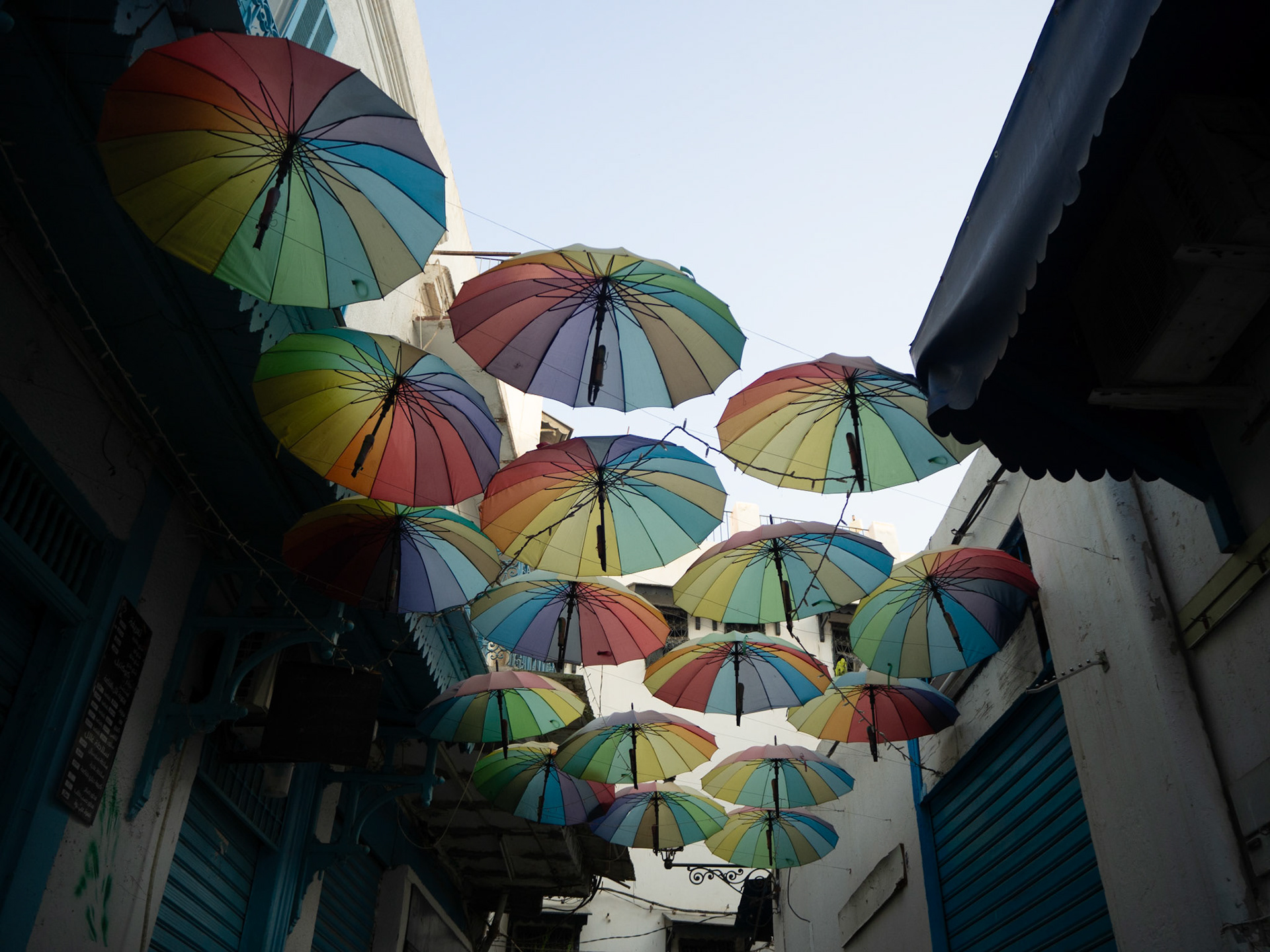 Des parapluies décorant une ruelle dans la médina.