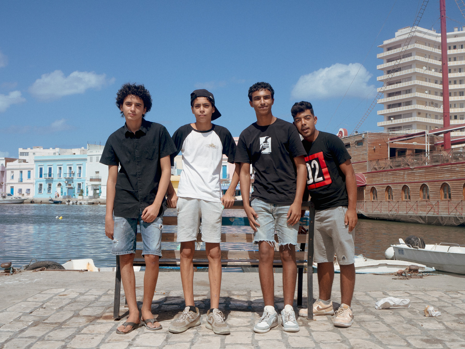 Des adolescents m'ayant demandé une photo de groupe, au port, à Bizerte.